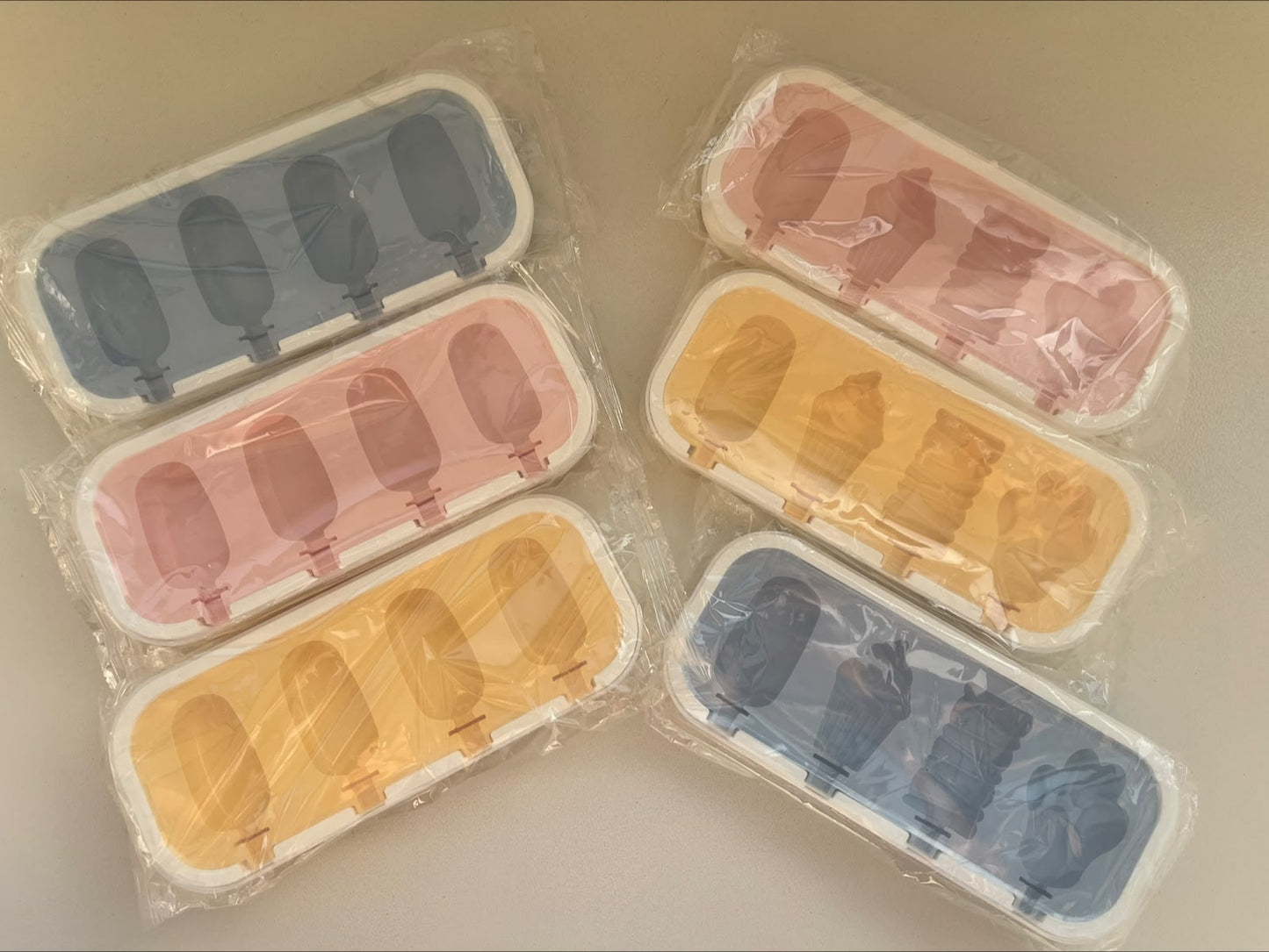 Ice Cream Silicone Mold with Plastic Sticks & Cover - Random color